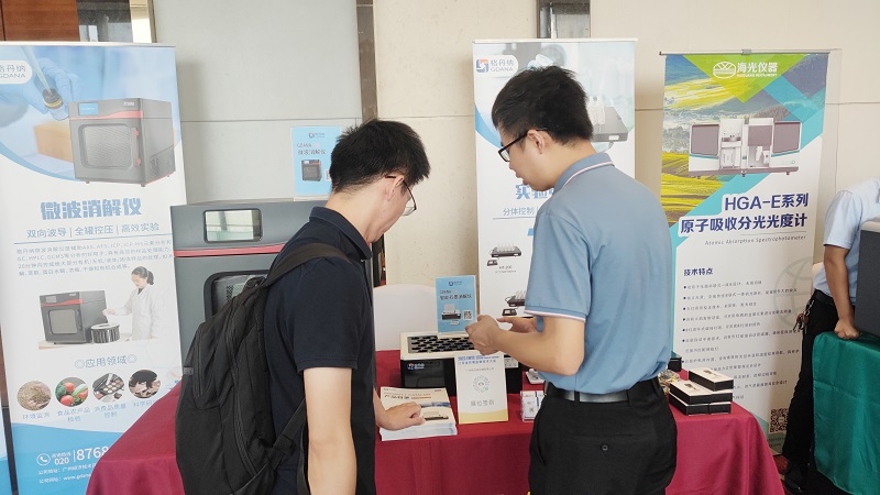 銷售總經(jīng)理為客戶展示商品，耐心答疑解惑